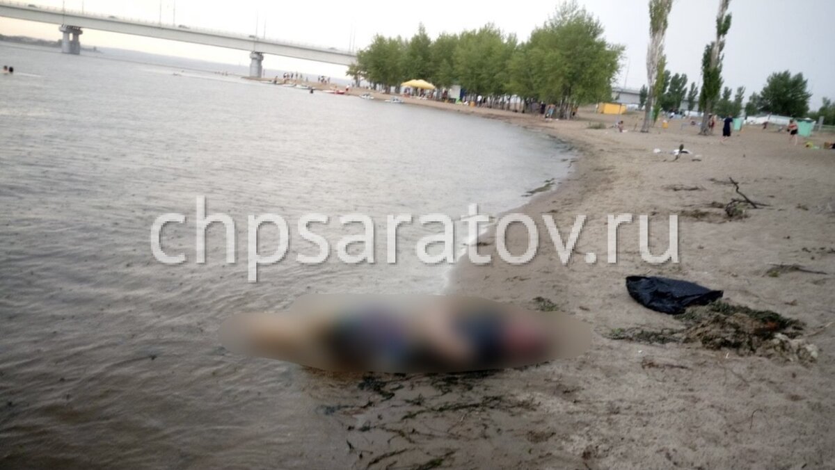 На месте работают водолазы областной службы спасения, сотрудники полиции и следственного комитета. Обстоятельства произошедшего выясняются.