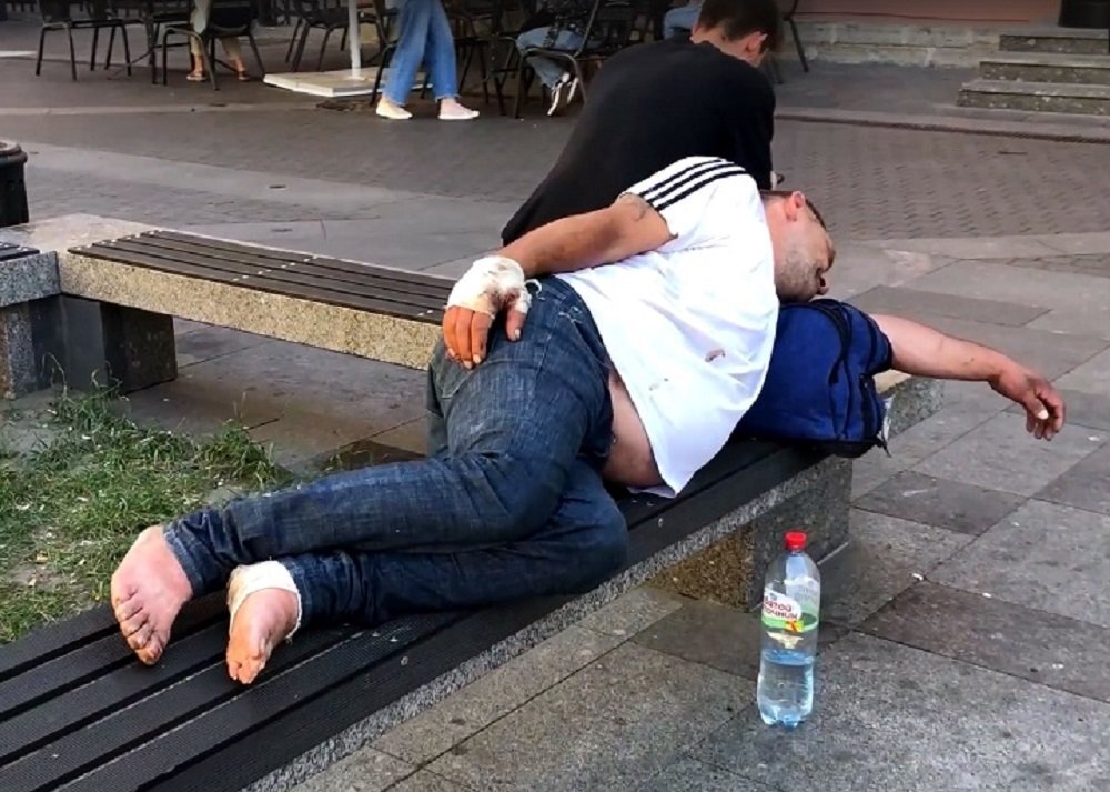 Пьяницы на 1-й Советской. Кадр из видео в ВК-группе "Петербургский гражданин"