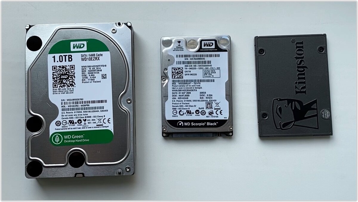 Накопители слева направо - 3,5 дюймовый HDD, 2,5 дюймовый HDD,  SSD