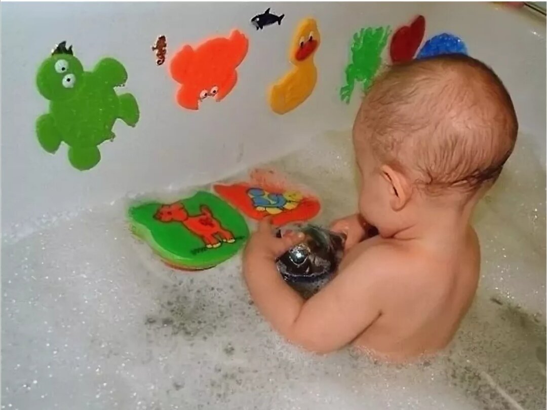 Стул для купания детский. Ванна для инвалидов и пожилых. Стульчик в ванную для купания малышей. Девушка возле ванны. Ванна для купания ребенка.