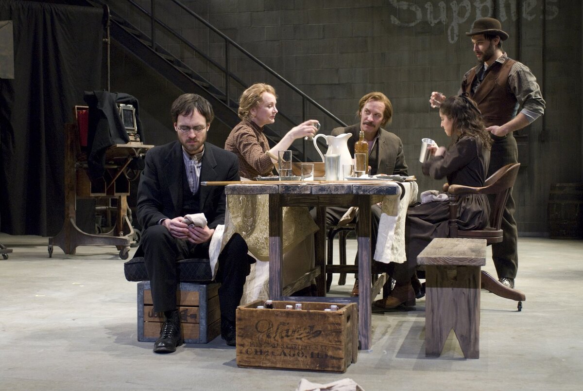 Сцена из спектакля "Дикая утка"