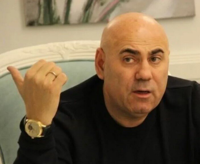 На запястье часы марки "Ваширон Константин". Стоимость которых ориентировочно от 3 млн. рублей. 