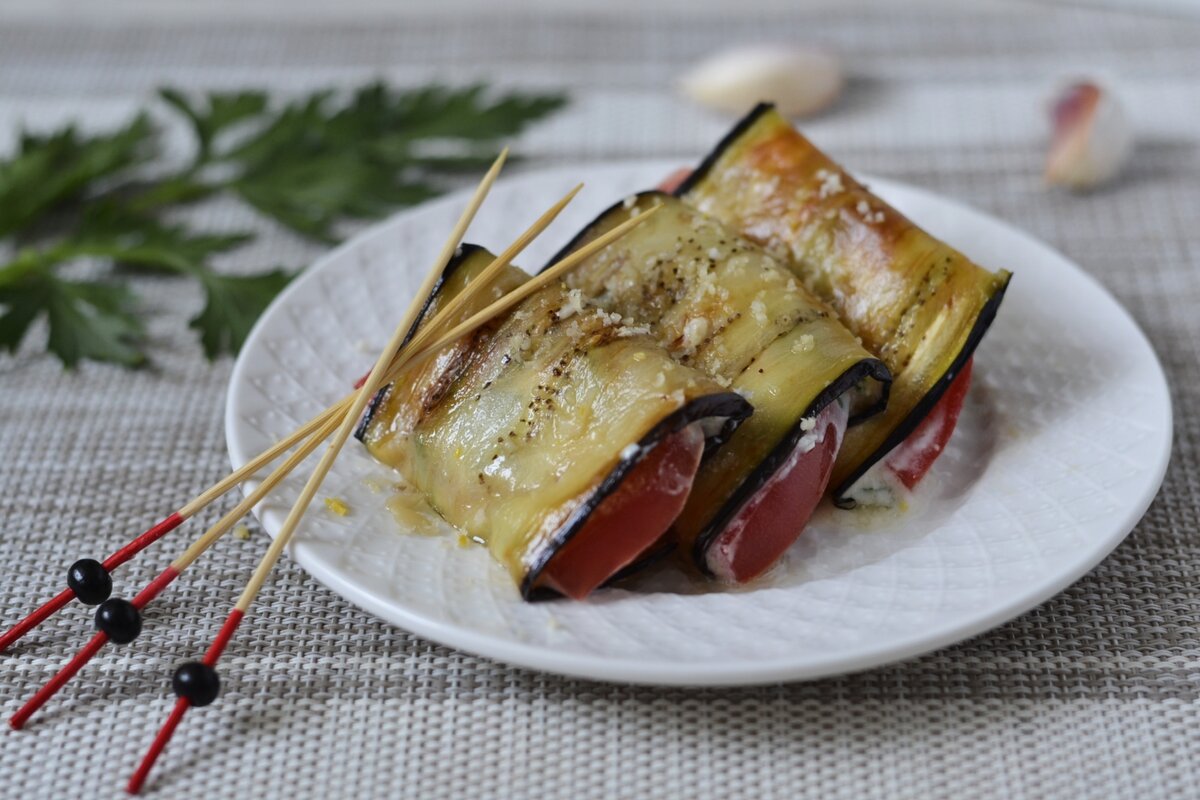 Рулетики из баклажанов с чесноком: готовим вкусную универсальную закуску |  Еда на каждый день | Дзен