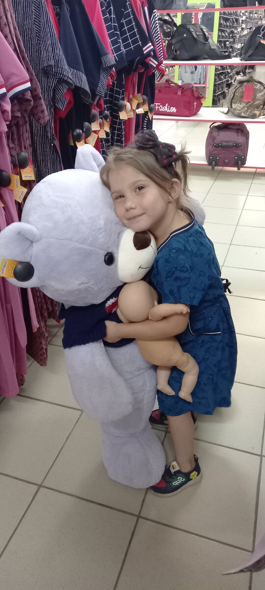 Какое наслаждение получил ребенок обнимая медведя размером с себя