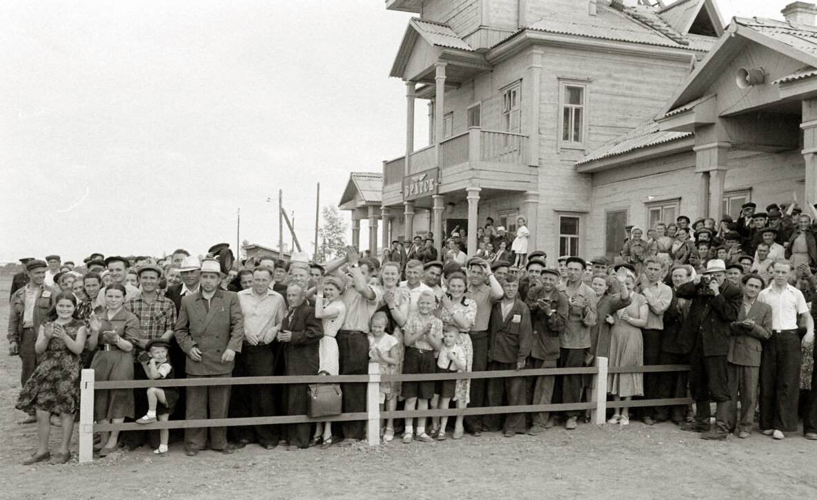 Строители ГЭС в ожидании гостей. Фото: Говард Сохурек, LIFE