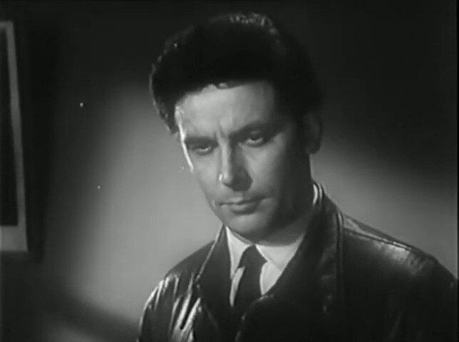 Сравните его с партийным работником нового типа парторгом завода Чубасовым, который на стороне Бахирева.Его играет выдающийся мастер дубляжа Феликс Яворский. Открытое, располагающее к себе лицо, и модная кожаная куртка. свидетельствующая о внутреней свободе.