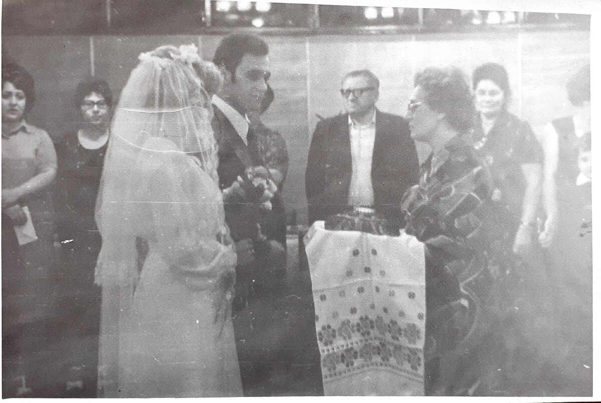 На советской свадьбе тоже встречали с хлебом и солью. Фото: автора.