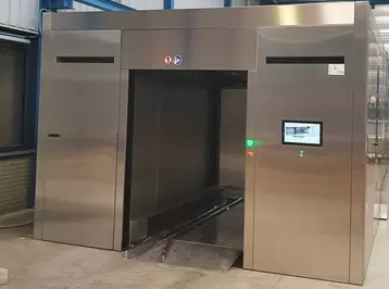 Общий вид бокса очистки кровати на производстве Weber Hospital Systems