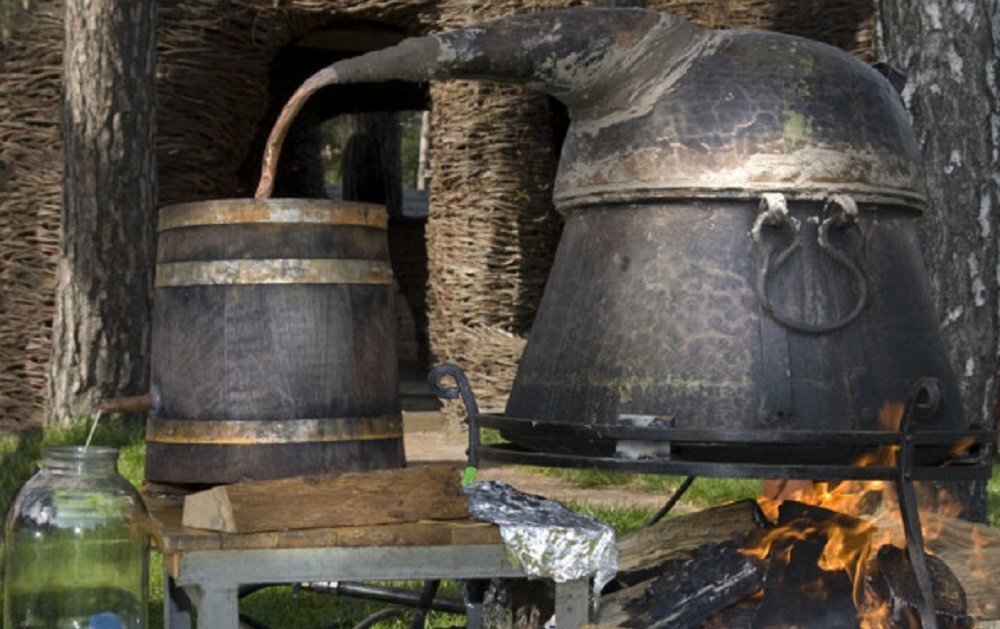 Самогонный аппарат. Фото с сайта ru.depositphotos.com