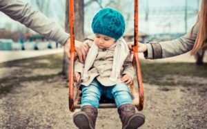 Говоря о материальной помощи детям, родителям всегда стоит помнить, что обязанность платить алименты на ребенка может возникнуть у любого из них. Законодатель не выделяет кого-либо из родителей в качестве неприкосновенного лица, если один из родителей уклоняется от выполнения своих материальных обязательств перед ребенком, не важно, кто это будет, мать или отец, второй родитель имеет полное право подать иск о взыскании такой денежной выплаты в принудительном порядке. Если говорить о таком виде выплаты, то он может производиться несколькими способами: