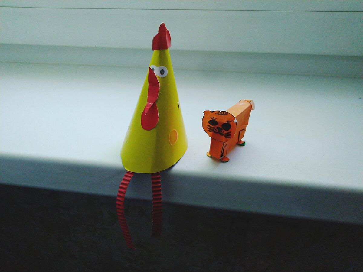 Цыплёнок из картонного конуса и кот из спичечного коробка. Все фото в статье авторские