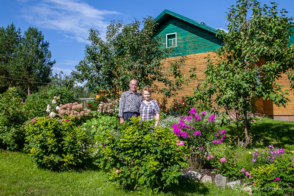 Сан Саныч и Анна Ювенальевна  на фоне своего дома. Фото автора