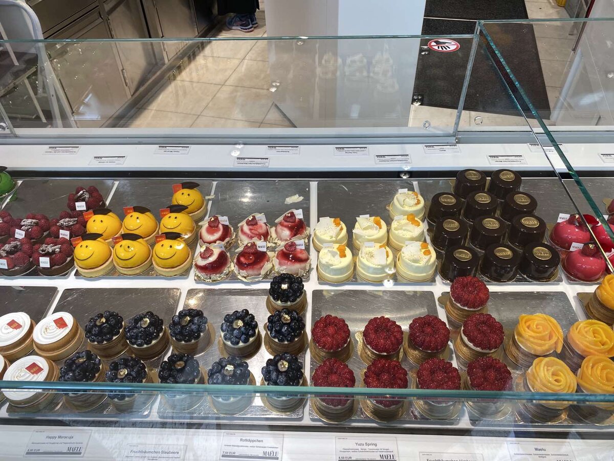 Витрина с десертами