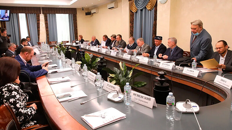 ЗАСЕДАНИЕ КРУГЛОГО СТОЛА "МИГРАЦИОННЫЕ ПРОЦЕССЫ В КОНТЕКСТЕ ОБЕСПЕЧЕНИЯ ОБЩЕСТВЕННОЙ БЕЗОПАСНОСТИ НА СОВРЕМЕННОМ ЭТАПЕ: РИСКИ, УГРОЗЫ И АКТУАЛЬНЫЕ РЕШЕНИЯ ПО ИХ МИНИМИЗАЦИИ". ФОТО: ТЕЛЕКАНАЛ ЦАРЬГРАД 