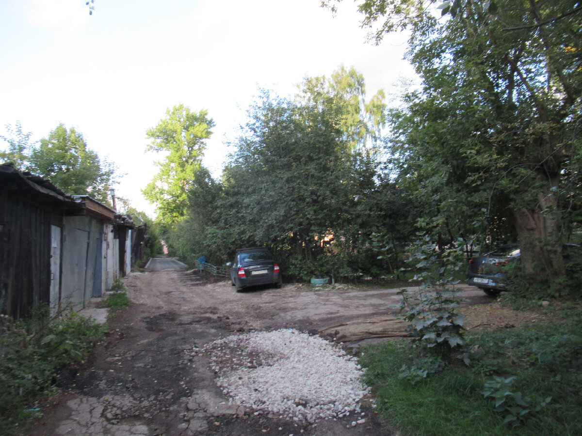 Начало дворового проезда, все разбито, как и было