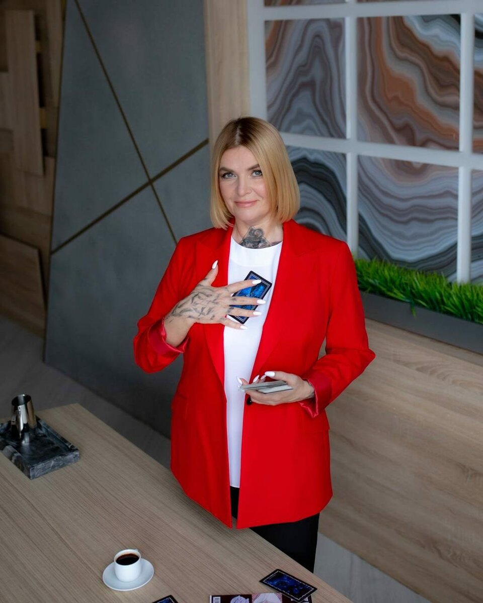 Светлана Леймах - автор уникальных колод таро и оракулов; сертифицированный коуч по развитию личности и масштабированию бизнеса; участник научно-исследовательского проекта GO-RA; основатель центра развития сверхспособностей человека «ИНЫЕ»; регрессолог, гипнотерапевт; светский эзотерик; автор энерготехник по работе с подсознанием; мастер финансовых энергопрактик; магический парфюмер; колумнист научных и глянцевых СМИ.