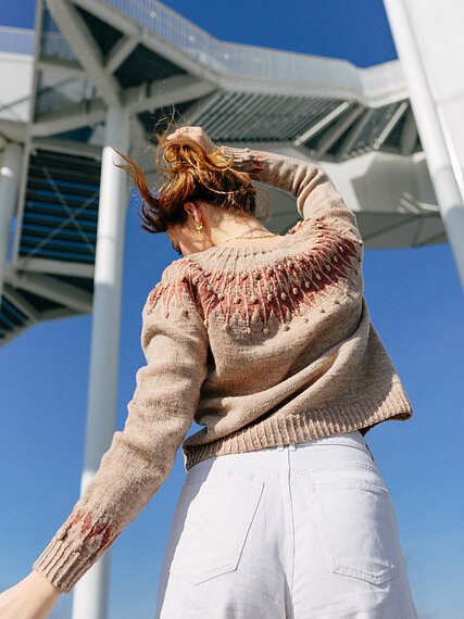 Вязаный спицами пуловер с круглой жаккардовой кокеткой 