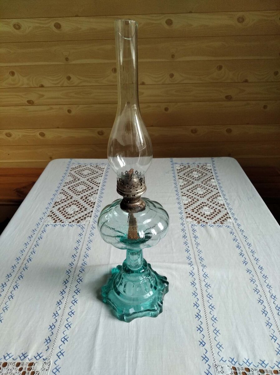 Стеклянная праздничная лампа, переданная в музей жительницей с.Сицкое Павловой Г.А.