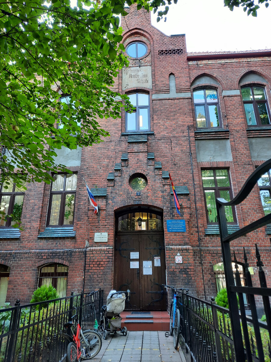 Когда-то здесь была школа, теперь - детско-юношеский центр. По сути, для самого здания ничего не изменилось, в нем по-прежнему слышны детские голоса.