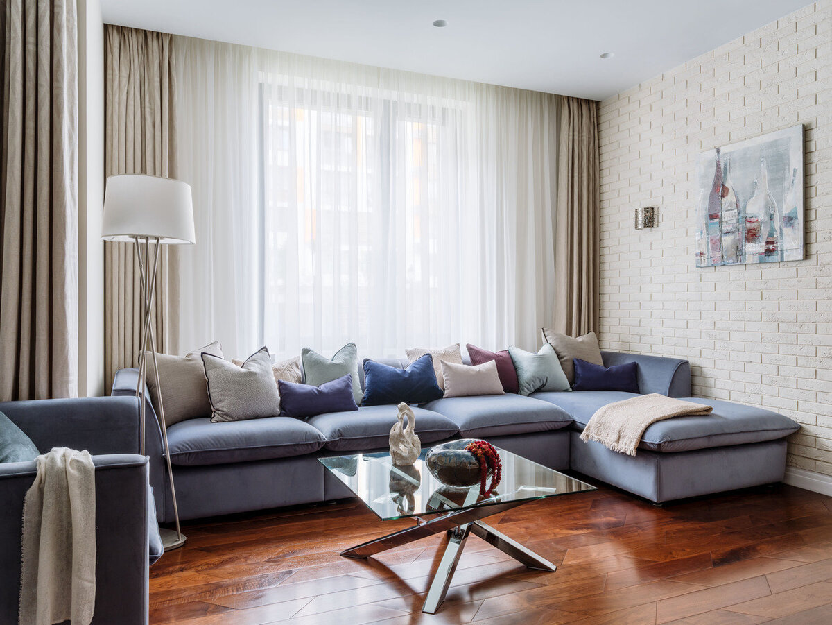 Масштабной фигурой стал угловой диван, он занял всю нишу у оконного проёма. Границу функциональной зоны обозначили креслом, которое развернули спинкой к столовой группе.