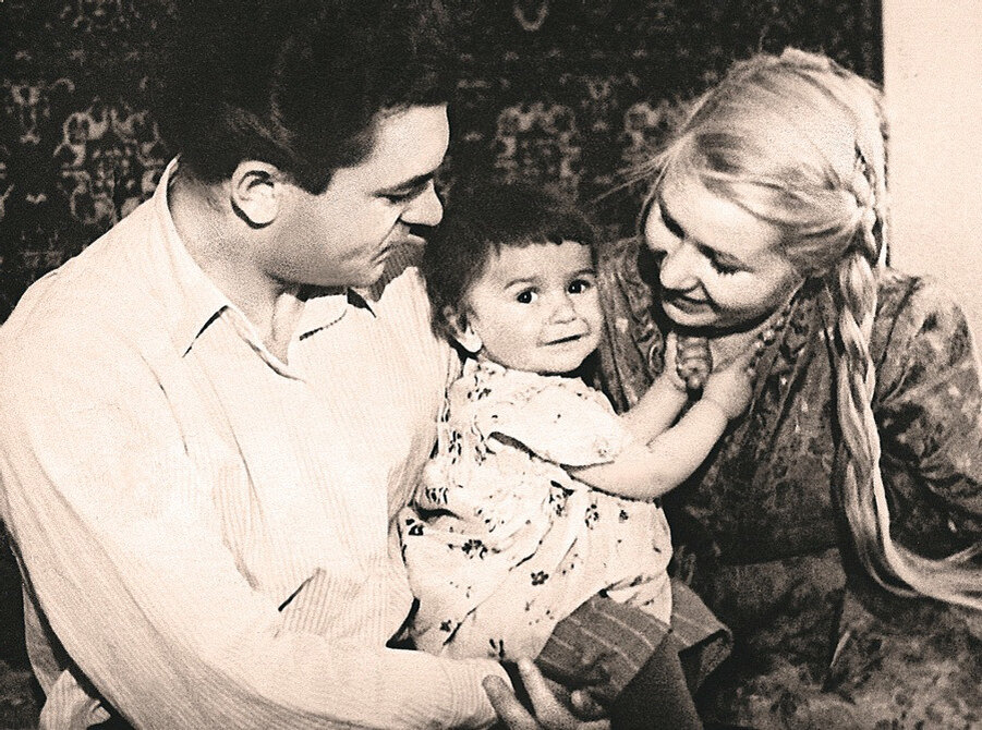 Сергей Бондарчук в то время был женат на Инне Макаровой, у них подрастала дочь. Но Инна надеялась, что Бондарчук останется с ней.