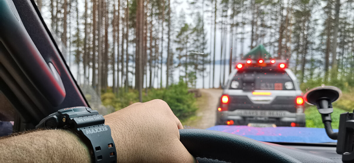 В далеком 2018 году компания МАКСИС РОССИЯ выступила техническим партнером моей экспедиции в Монголию, которую мы реализовывали для Исузу Россия, выделив два комплекта своей МТ резины для пикапов Д-макс. Отзыв по той экспедиции есть здесь в блоге, замеры износа шин — тоже. Смотрите оглавление блога. Часы тоже тогда подарили