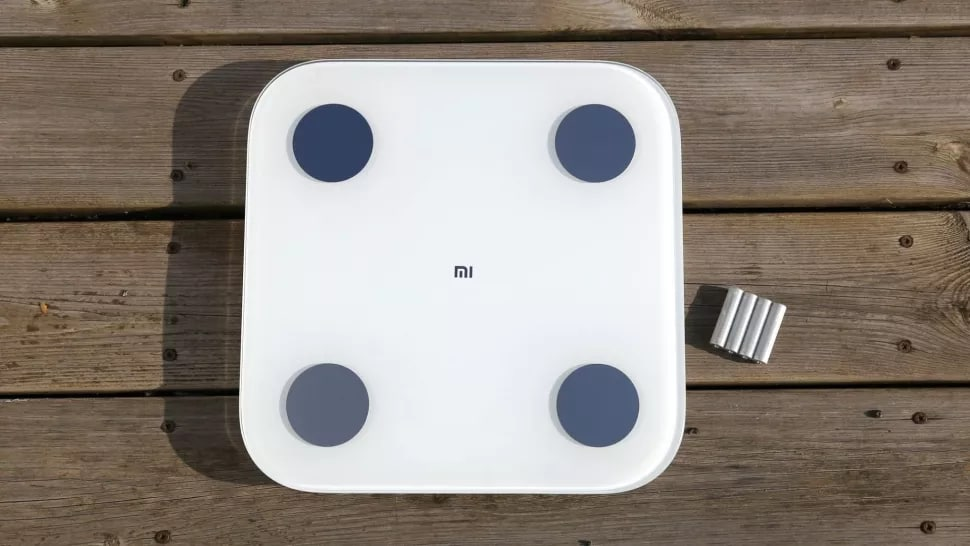 Главное отличие во внешнем виде моделей — наличие у Xiaomi Mi Body Composition Scale 2 четырёх металлических датчиков на рабочей стороне. Фото: Jamie Carter, techradar.com