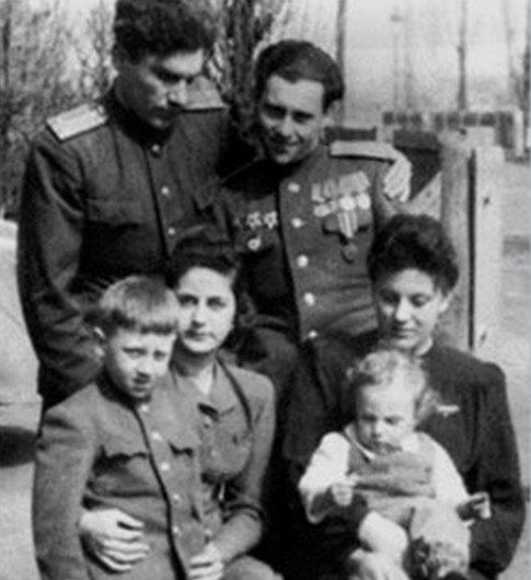 Фото: beam-truth.livejournal.com Германия, 1947-й год. На снимке Семен Владимирович Высоцкий и его брат Алексей Владимирович Высоцкий с женами Евгенией Степановной Лихалатовой и Александрой Ивановной Высоцкой (жена Алексея) и сыновьями Володей и Сашей