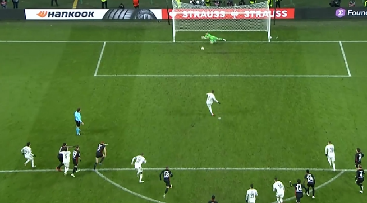 98-я минута. Александр Селихов отбивает пенальти "Легии". Фото: "Матч ТВ"