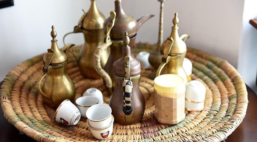 Кофейная церемония в эмиратах 2 класс. Кофе в арабском стиле. Бурдж аль араб кофе с золотом. Кофейная церемония в эмиратах 2 класс. Кофейная церемония в объединенных арабских эмиратах.