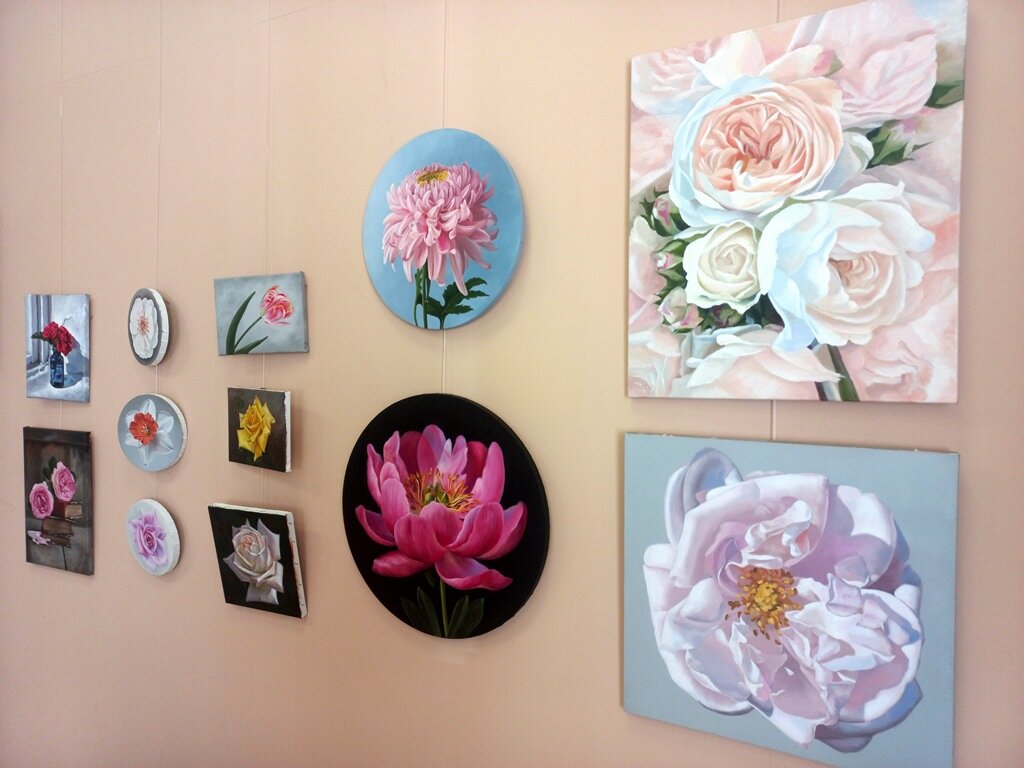 Выставка "Цветы" художницы Натальи Жуковой. Фото автора