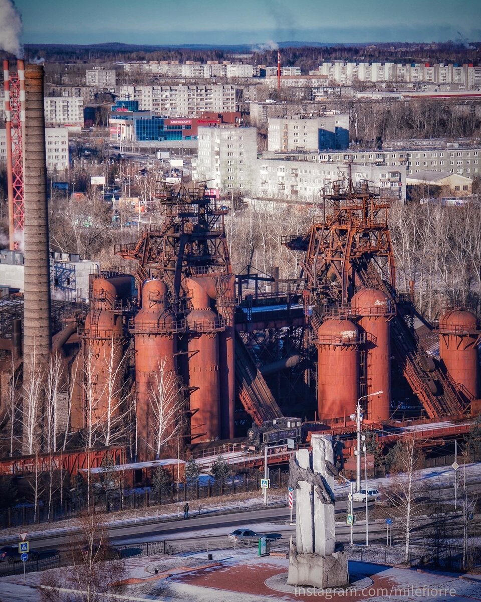 Завод и город на фоне. Фото автора