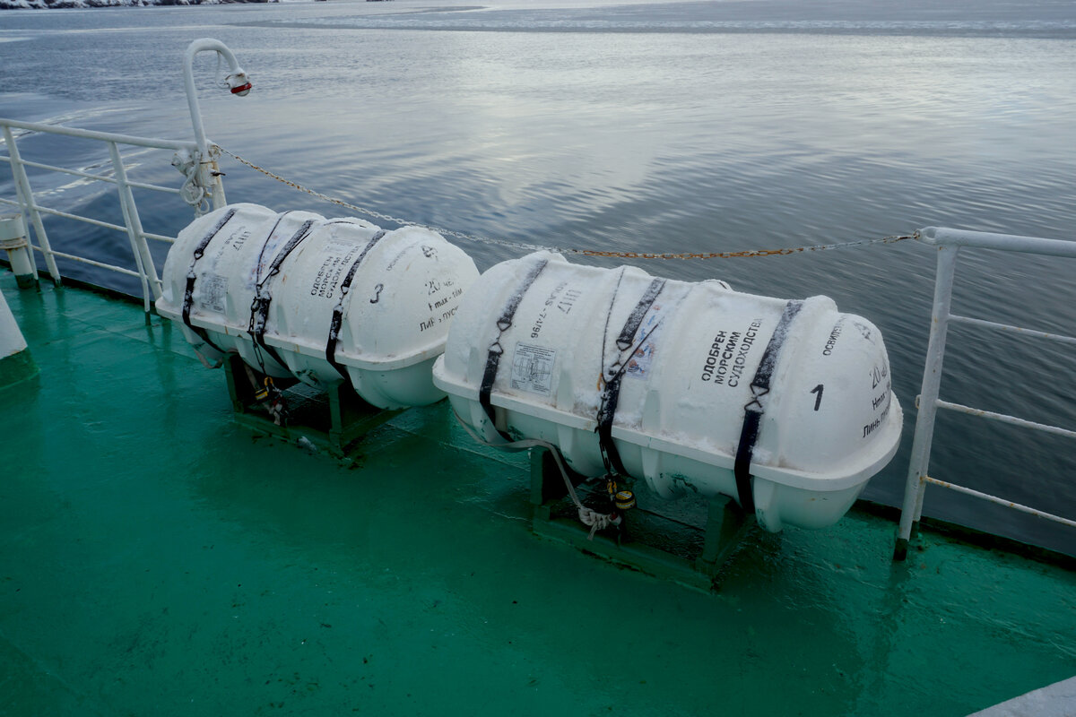 Спасательные шлюпки на корабле (Фото: https://www.instagram.com/mironov.travel/)