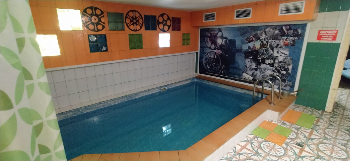 Вот и все мои нагрузки на предстоящий месяц: бассейн и сауна, сауна и бассейн!