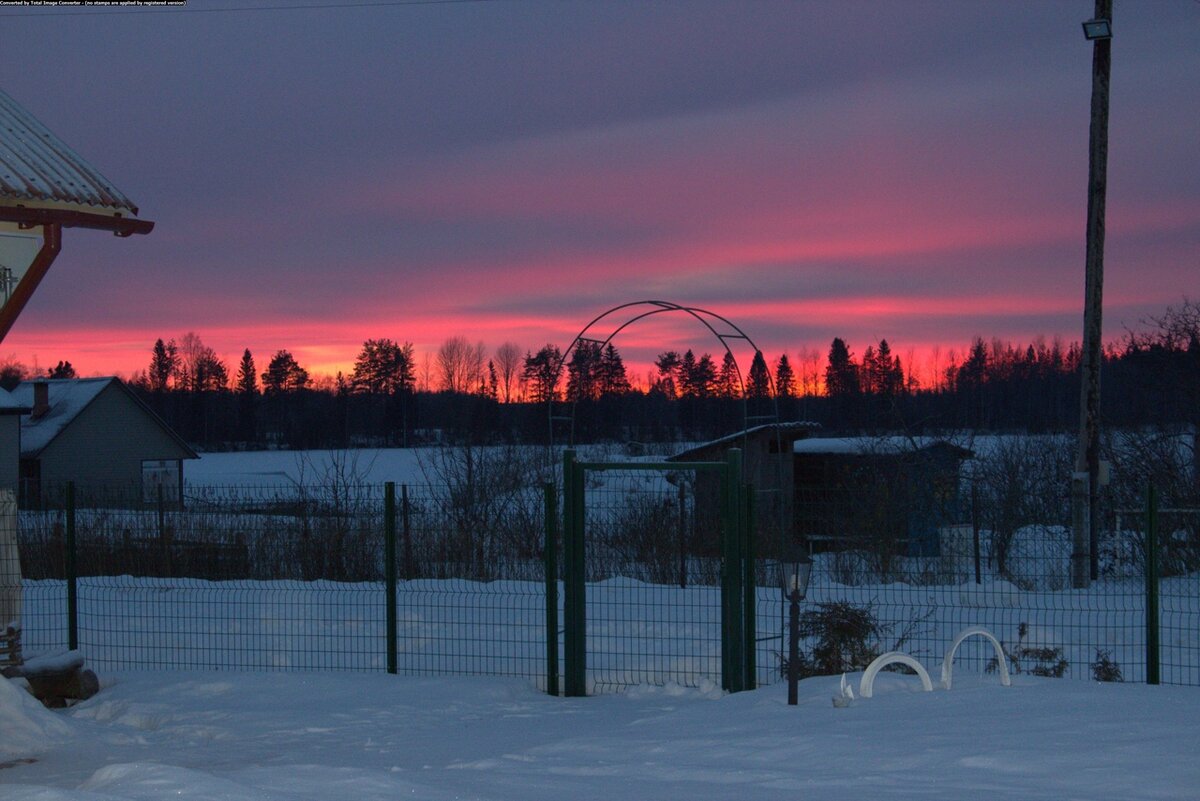 Зимние закаты в Карелии подобны другому измерению - поверить, что есть где-то суетный и бестолковы мир, когда смотришь на такое, просто не реально