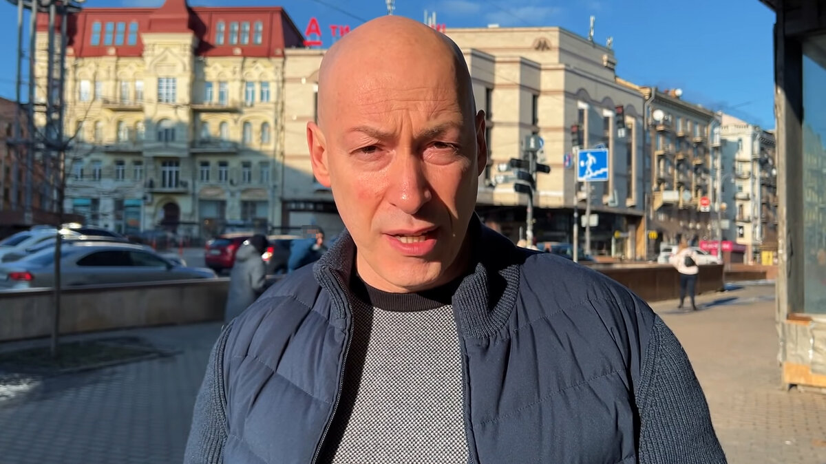 Кадр из обращения Гордона. На фоне какой-то горожанин показывает непонятный жест, который я заретушировал. Источник: https://youtu.be/aoSD0Eg_930