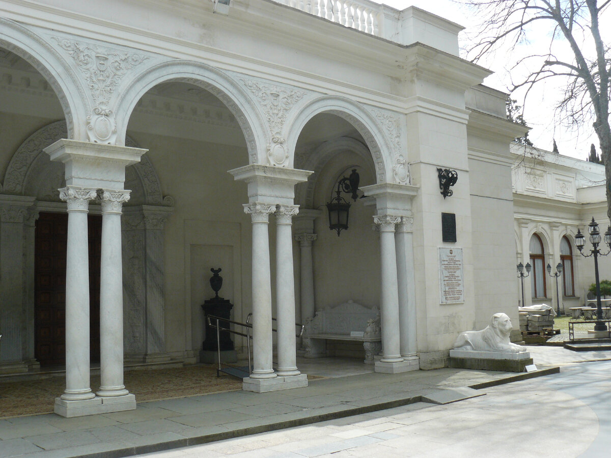 Дворик перед входом в Ливадийский дворец/фото автора