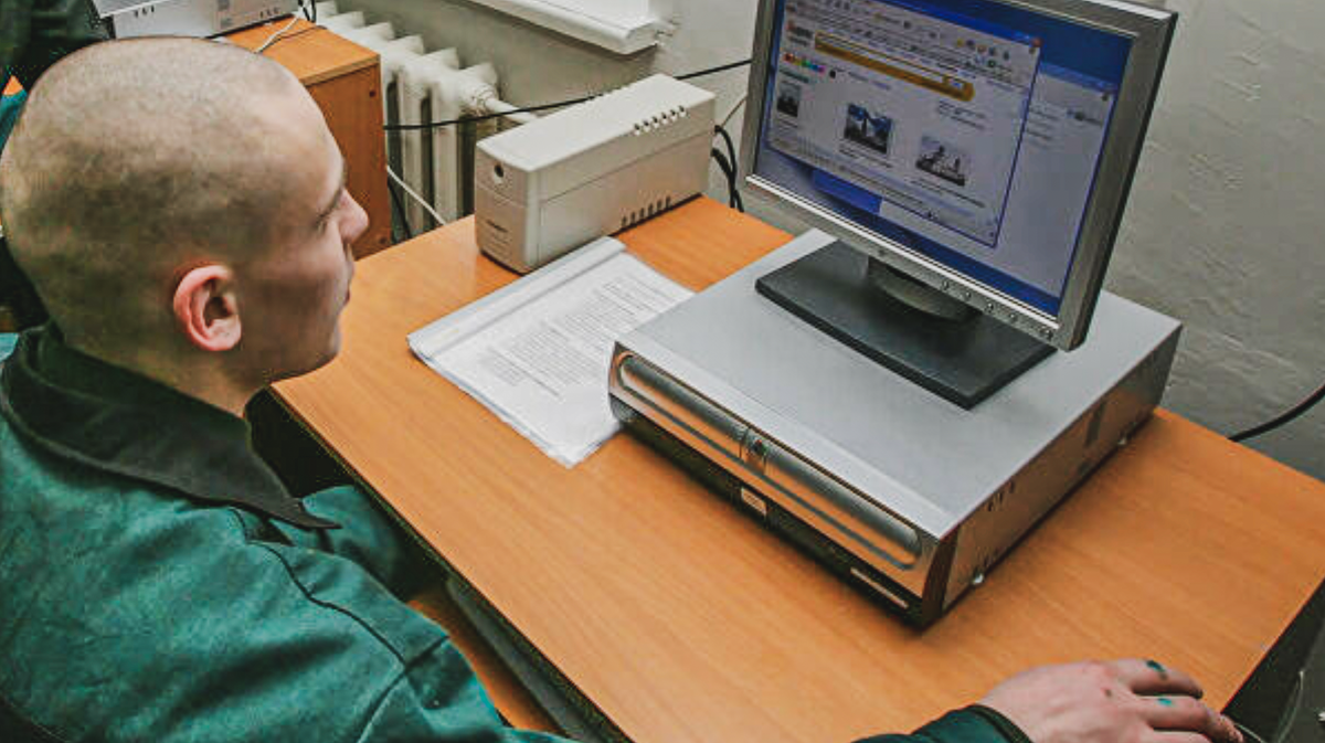 заключённые в россии. труд заключенных. компьютер в тюрьме. работа заключенных в интернете. адаптация осужденных.