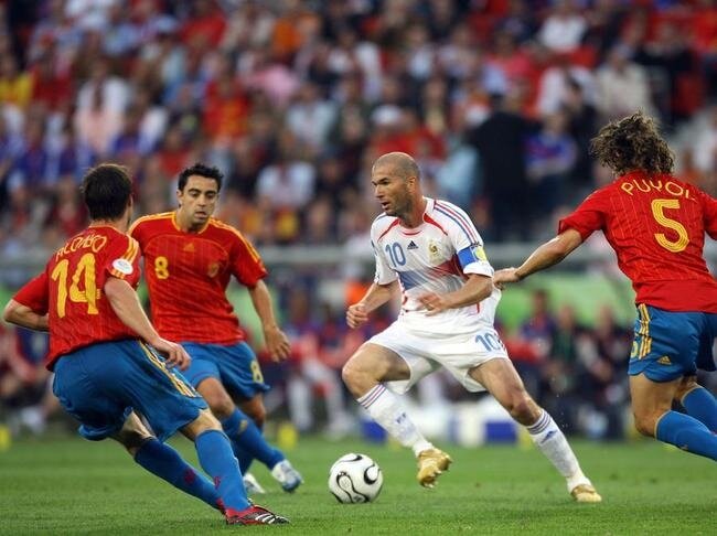 Зидан в окружении испанских игроков