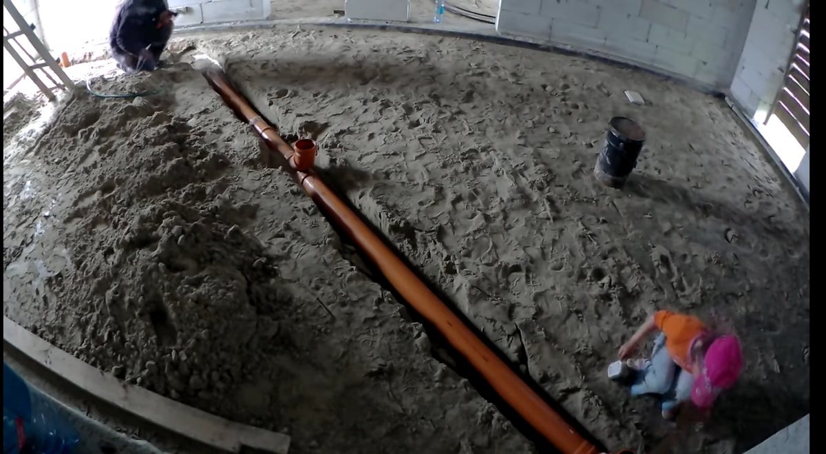 Укладка канализационной трубы в помещении с уклоном 1 см на 1 погонный метр