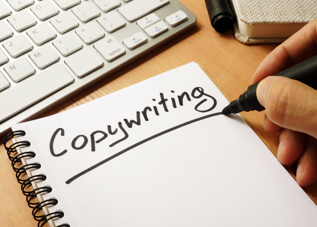 копирайтер на английском. переводчик с фотографии. картинка написание работ. изображение копирайтинг. девушка за ноутбуком.