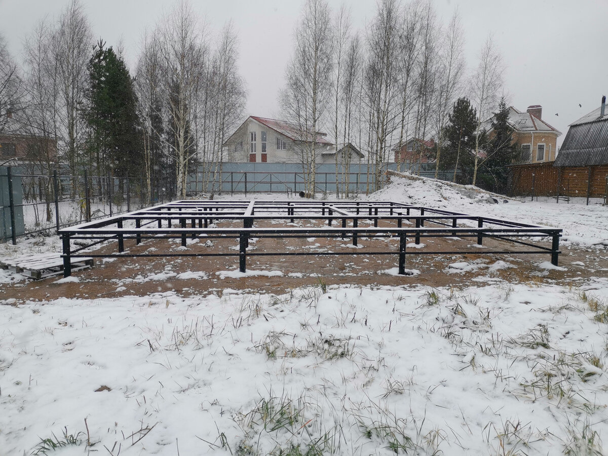 Чтобы установить свайно-винтовой фундамент зимой, предварительные работы почти не нужны. Достаточно расчистить участок от снега и открыть верхний слой грунта. Сделать это нужно строго в день монтажа, иначе грунт промерзнет, что затруднит работу