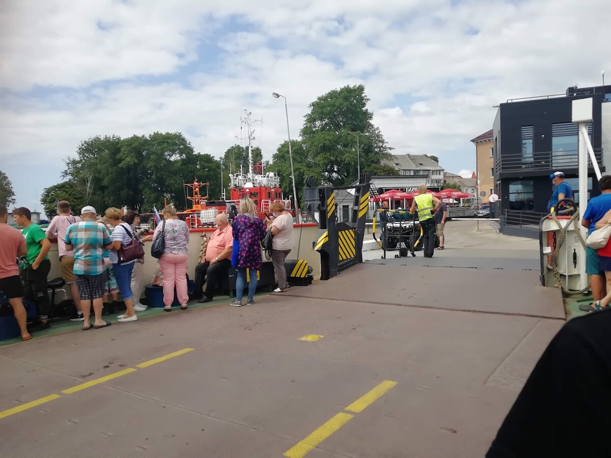 Паром набирает своих пассажиров