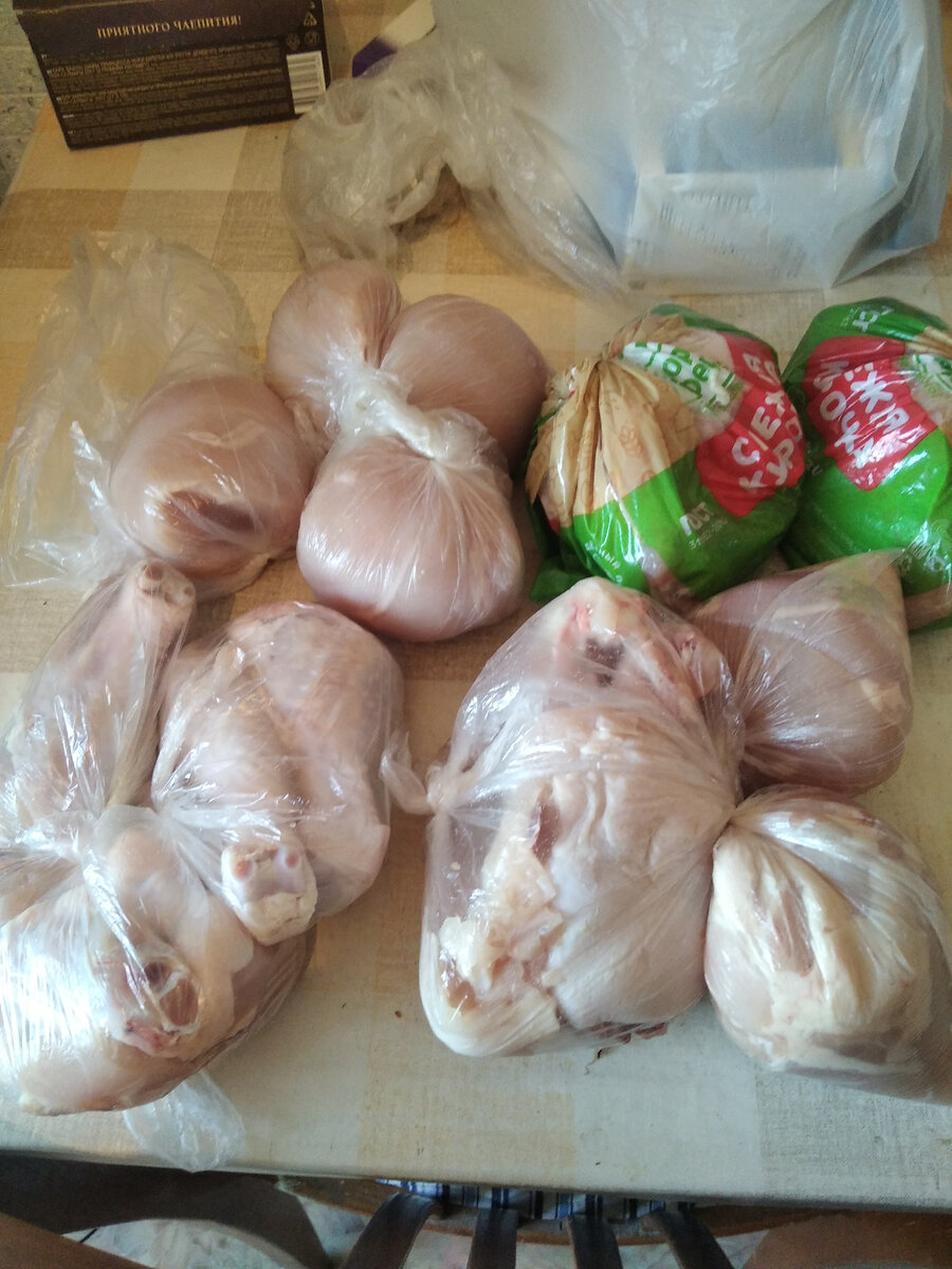 2 курицы  из Магнита 3.7 кг . 116 р за кг. Всего    411 рублей за все