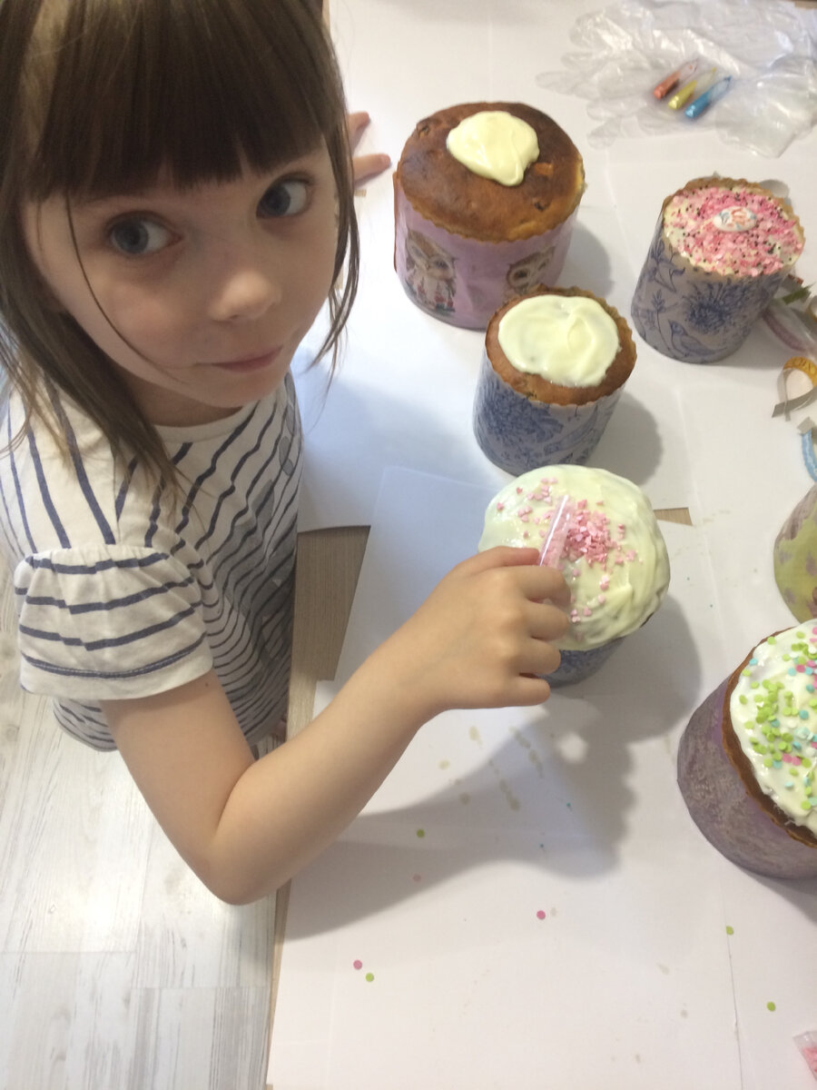 2021 год. Ариана, 5 лет, украшает куличи. Фото автора.