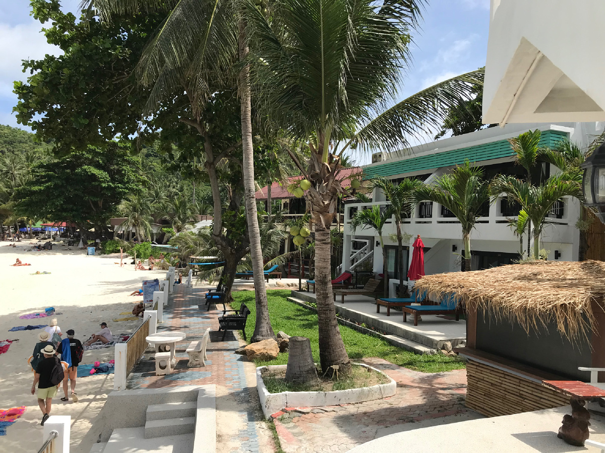 отель на красивом пляже Кристал Бэй