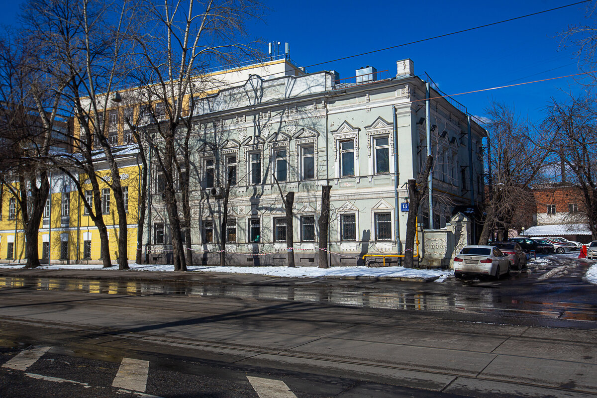 "Дом с каменными петушками" - городская усадьба кожевенника Скворцова. Москва, Кожевническая улица, 13с1. Фото автора статьи (ещё 2 фото)