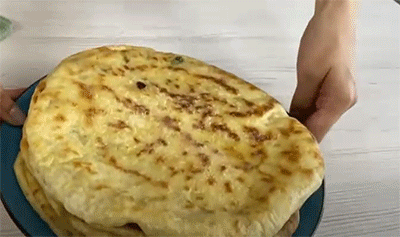 Замечательные, ароматные, вкусные лепешки с начинкой подаём к столу, можно с молочком. Приятного аппетита!