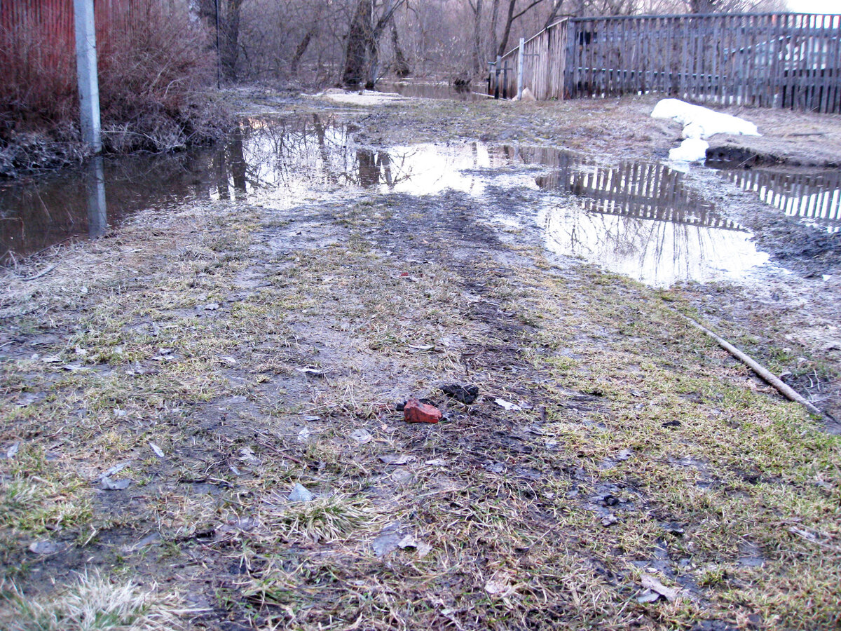 Кирпич на переднем плане показывает, где был край воды