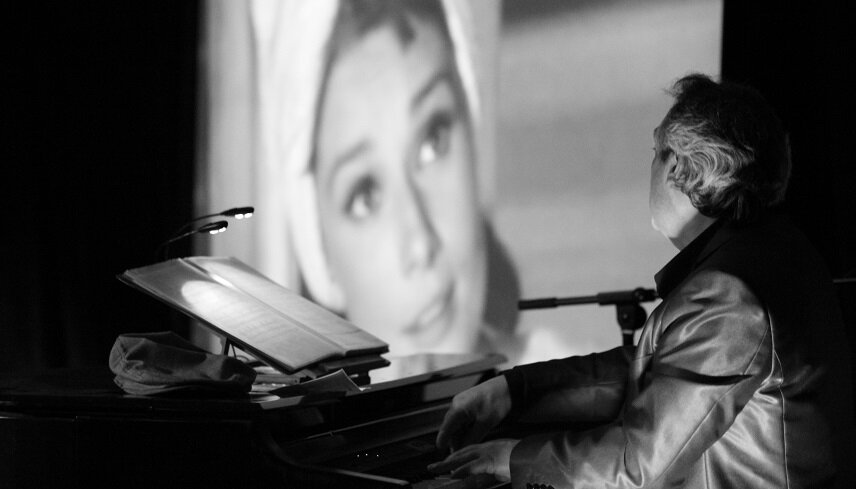 Тапёр - пианист, музыкант, сопровождавший своей игрой немые фильмы.